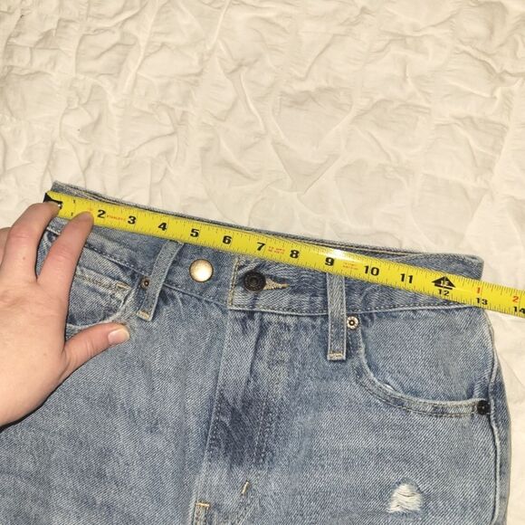 Levi's Distressed High Waisted Mom Jean 25 - Picture 7 of 10